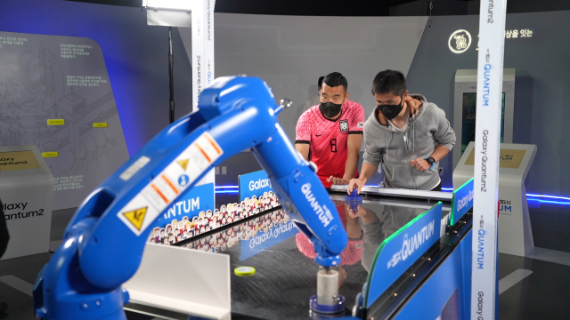 이영표(오른쪽), 조원희 선수가 양자보안을 상징하는 로봇 골키퍼를 상대로 골을 넣는 이벤트 ‘퀀텀 키퍼’ 시즌2 이벤트에 참가하고 있다. /사진 제공=SK텔레콤