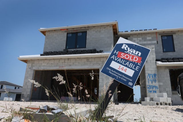 지난 16일(현지시간) 미국 플로리다주 마이애미의 한 건설 중인 주택 앞에 ‘팔렸다’는 사인보드가 세워져 있다. /AFP연합뉴스