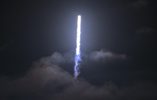 스페이스X의 팰컨9 로켓이 하늘로 치솟고 있다. 이 추진로켓과 유인 캡술은 모두 재활용한 것이다. /UPI연합뉴스
