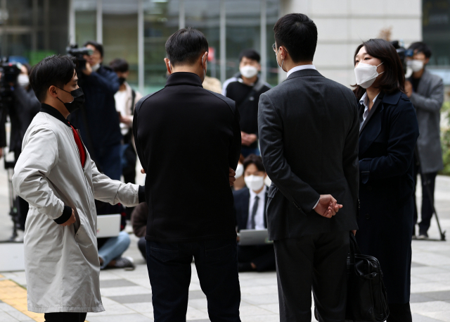 구급차를 막아 세워 이송 중이던 응급 환자를 숨지게 한 혐의로 구속기소 된 택시기사 최모씨의 1심 선고 재판이 열린 지난해 10월 21일 오후 송파구 서울동부지법 앞에서 환자의 유족과 변호인이 취재진 질문에 답하고 있다. /연합뉴스