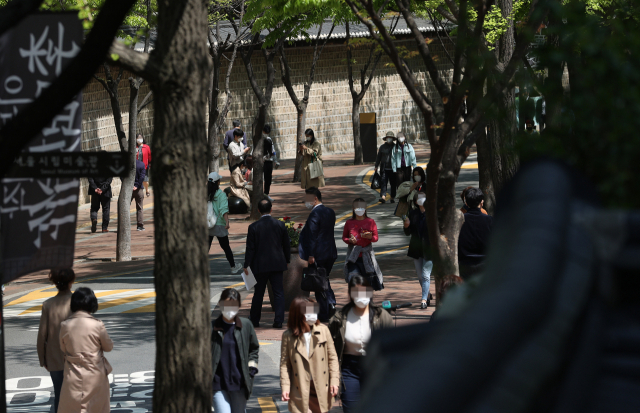 지난 19일 서울 중구 덕수궁 돌담길에서 시민들이 산책을 하고 있다./ 연합뉴스