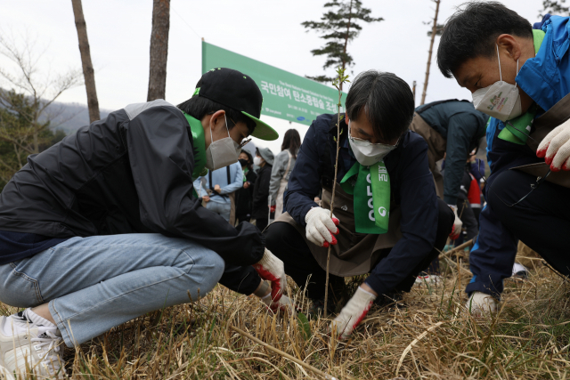 김정환(가운데) 산단공 이사장이 지난 23일 강원도 삼척시 하장면에서 임직원들과 함께 강원지역 탄소중립 숲 조성을 위해 나무를 심고 있다. /사진 제공=산단공