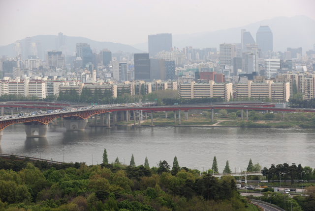 22일 오후 서울 성동구 응봉산에서 바라본 강남구 일대 아파트단지. /연합뉴스