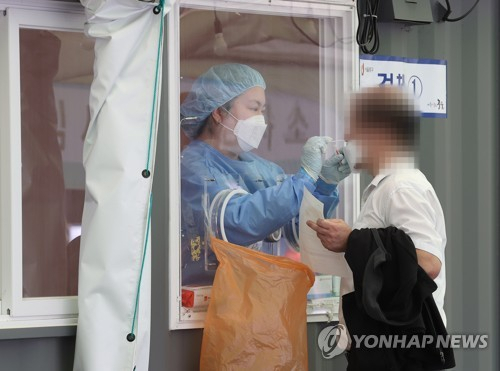 지난 1일 오전 서울역광장에 마련된 임시선별진료소에서 의료진이 검체를 채취하고 있다. /연합뉴스
