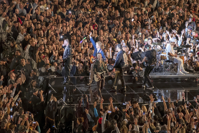 지난 24일(현지 시간) 뉴질랜드 오클랜드에서 열린 밴드 ‘Six60’의 콘서트에서 관객들이 마스크를 벗고 즐기고 있다. 이날 열린 콘서트에는 관객 5만 여명이 참석했다./AP연합뉴스