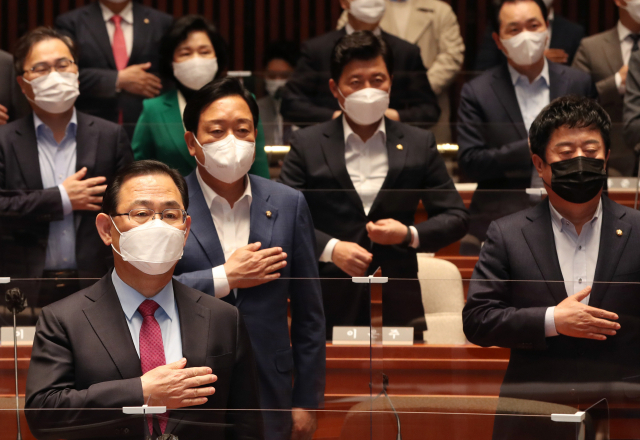 국민의힘 의원들이 지난 21일 서울 여의도 국회에서 열린 의원총회에서 국민의례를 하고 있다./권욱기자