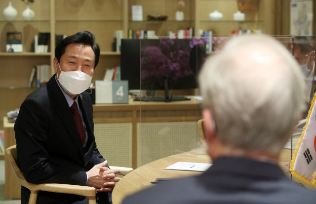 오세훈 서울시장이 지난 23일 청사에서 로버트 랩슨 주한 미국대사 대리를 만나고 있다. /연합뉴스