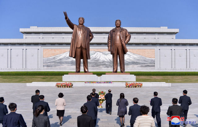 북한 조선인민혁명군창건(4.25) 89돌에 인민군장병들과 근로자·청소년들이 김일성·김정일 동상에 꽃바구니를 진정했다고 조선중앙통신이 지난 26일 보도했다. /조선중앙통신=연합뉴스