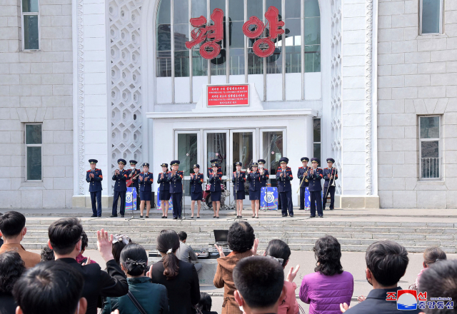 김정은 북한 국무위원장의 공식 집권 9주년을 맞아 평양역 앞에서 경축공연이 이뤄지는 등 각지에서 경축 행사가 열렸다고 조선중앙통신이 지난 12일 보도했다. /조선중앙통신=연합뉴스