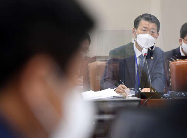 은성수 금융위원장이 지난 22일 서울 여의도 국회에서 열린 정무위원회 전체회의에서 의원의 질의에 답하고 있다. /권욱 기자
