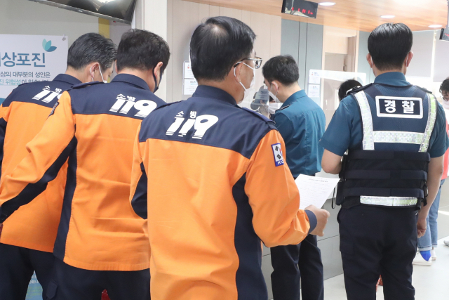 26일 세종시 엔케이세종병원에서 소방관과 경찰관들이 접종 순서를 기다리고 있다. /연합뉴스