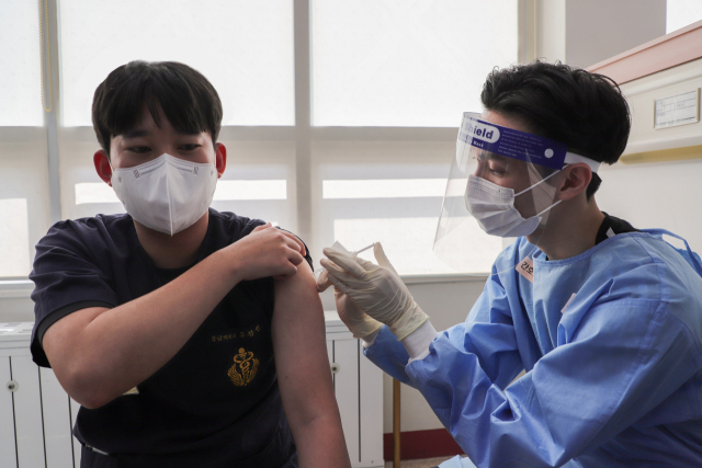 지난달 5일 충남 논산 육군훈련소 지구병원에서 군 의료진이 신종 코로나바이러스 감염증(코로나19) 백신을 맞고 있다. /연합뉴스