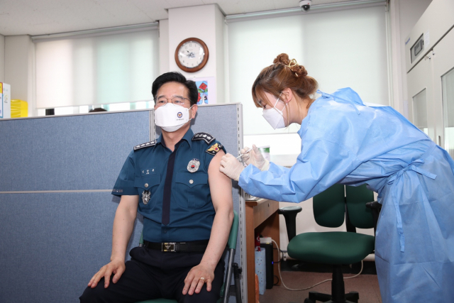 김창룡(왼쪽) 경찰청장이 26일 오전 서울 종로구 보건소에서 백신을 접종하고 있다./사진제공=경찰청