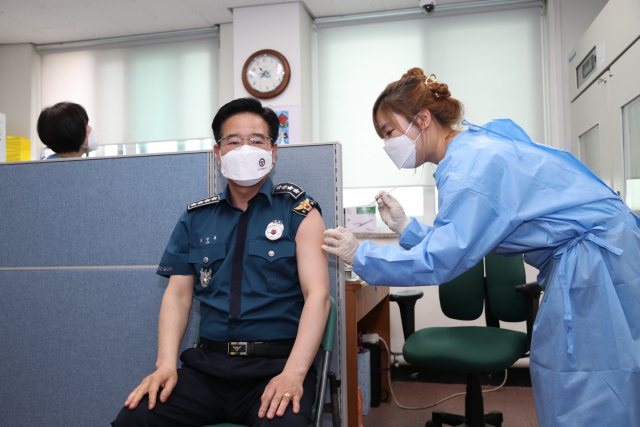 김창룡(왼쪽) 경찰청장이 26일 오전 서울 종로구 보건소에서 백신을 접종하고 있다./사진제공=경찰청