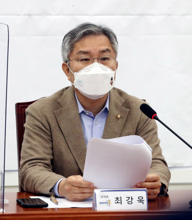 최강욱 열린민주당 대표가 지난달 15일 국회에서 열린 최고위원회의에서 발언하고 있다. /권욱 기자