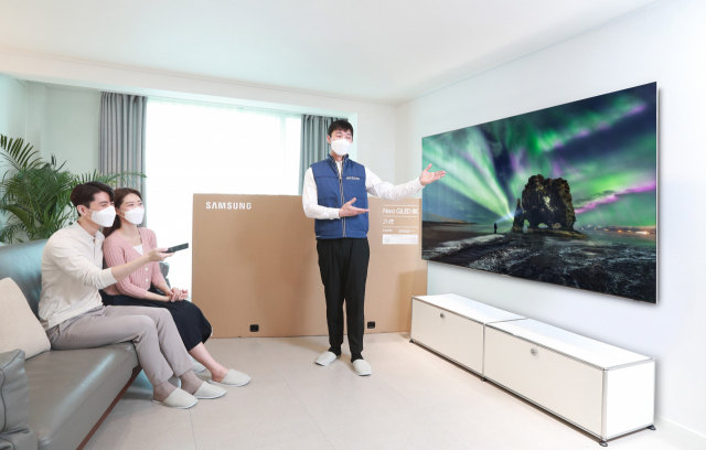 삼성전자 직원이 소비자에 삼성 Neo QLED 8K 제품을 배송, 설치하고 있다./사진제공=삼성전자