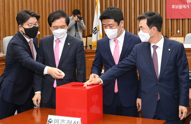 국민의힘 원내대표 경선에 나선 권성동(왼쪽부터), 김기현, 유의동, 김태흠 의원이 26일 국회에서 열린 '초선들과의 대화-원내대표 후보에게 듣는다' 토론회에 앞서 순번을 추첨하고 있다./권욱 기자 2021.04.26