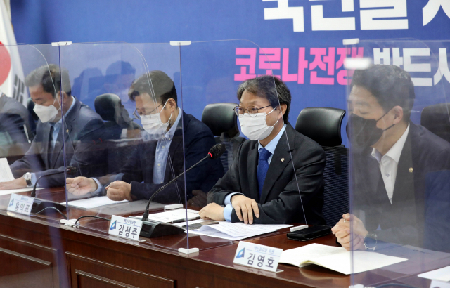 김성주(오른쪽 두 번째) 더불어민주당 의원이 26일 민주당 백신점검단 회의에서 발언하고 있다. / 권욱 기자