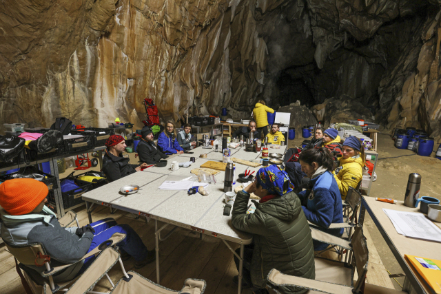 프랑스 남서부 롱브리브 지하 동굴에서 외부와 완전히 단절된 생활을 하던 남녀 15명이 지난 24일(현지시간) 40일만에 세상 밖으로 나왔다./AP연합뉴스