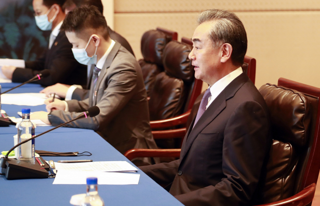 왕이 중국 국무위원 겸 외교부장이 지난 3일 중국 샤먼에서 열린 한중 외교장관 회담에서 발언하고 있다. /연합뉴스
