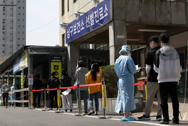 26일 오전 광주 남구보건소 선별진료소에서 신종 코로나바이러스 감염증(코로나19) 검사를 받으려는 시민들이 줄 서 있다. /연합뉴스