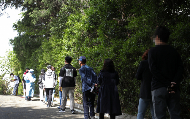 26일 오전 광주 남구보건소 선별진료소에서 신종 코로나바이러스 감염증(코로나19) 검사를 받으려는 시민들이 줄 서 있다. /연합뉴스