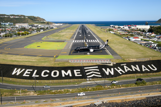 뉴질랜드 웰링턴국제공항 활주로에 새겨진 ‘웰컴 화나우’는 마오리어로 ‘환영합니다, 가족 여러분’이라는 의미다.