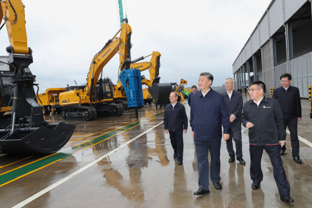 시진핑 중국 주석이 26일 광시 류저우의 류공 건설기계 공장을 둘러보고 있다. /신화연합뉴스