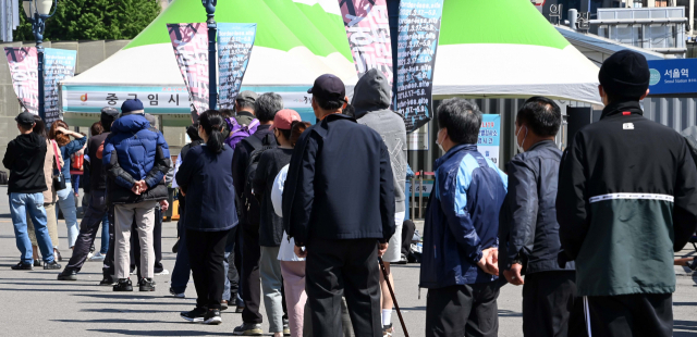 지난 25일 오전 서울역 광장에 마련된 코로나19 선별진료소에서 시민들이 검사를 위해 기다리고 있다. /권욱 기자