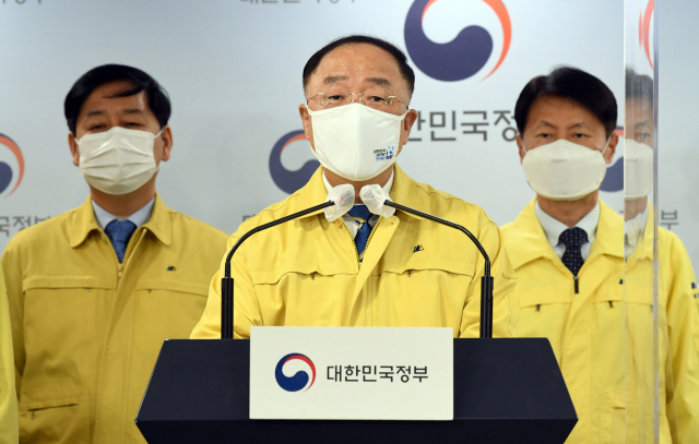 홍남기 국무총리 직무대행을 비롯한 관계부처 장관들이 26일 오전 서울 종로구 정부서울청사에서 백신 수급 및 접종 관련 계획 등이 담긴 대국민 담화를 발표하고 있다. 구윤철(왼쪽부터) 국무조정실장, 홍 대행, 김강립 식약처장./오승현 기자