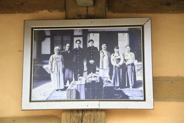 왕곡마을 곳곳에는 이곳에서 촬영된 영화 ‘동주’의 흔적들이 남아 있다. 동네 한 집의 툇마루에 걸려 있는 영화 ‘동주’의 사진.