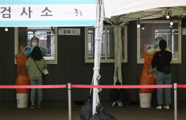 코로나19 확산세가 사그라들지 않는 가운데 27일 오후 서울역에 마련된 임시 선별검사소에서 시민들이 코로나19 검사를 받고 있다. /연합뉴스