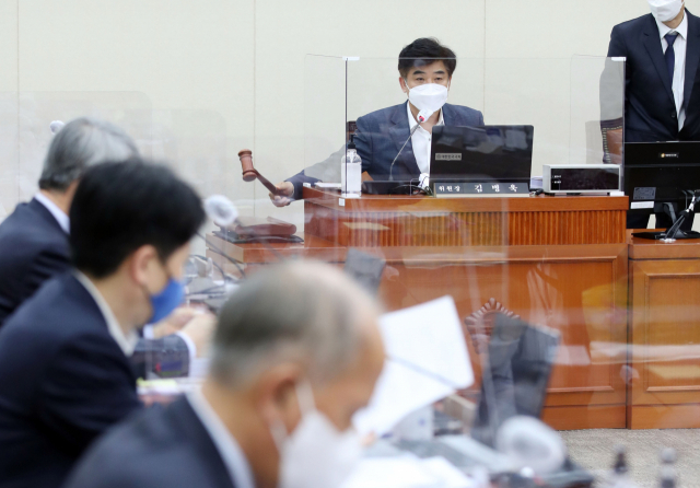 국회 정무위원회 법안심사 제1소위원장인 김병욱 더불어민주당 의원이 26일 서울 여의도 국회에서 열린 소위에서 의사봉을 두드리고 있다. /권욱 기자