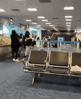 26일(현지시간) 미국 마이애미 국제공항에서 여행객들이 발길질과 주먹질을 하며 몸싸움을 벌이고 있다./출처=빌리코벤 트위터