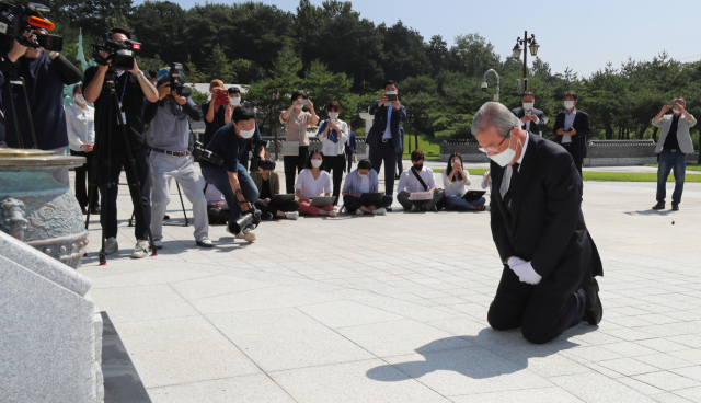 지난해 5월 19일 김종인 당시 미래통합당 비상대책위원장이 광주 북구 국립 5.18 민주묘지를 참배하며 무릎을 꿇었다./연합뉴스