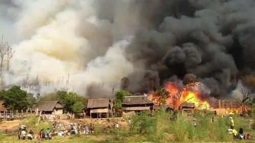 3월말 미얀마군 공습으로 불타고 있는 카렌족 마을 모습. /연합뉴스=SNS 캡처.