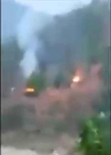 카렌족 반군 공격으로 불타는 미얀마군 전초기지 모습. /연합뉴스=SNS 영상 캡처.