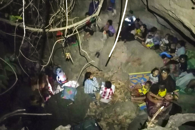 지난달 27일(현지시간) 미얀마 카렌주의 한 마을 주민들이 군의 공습을 피해 정글에 숨어있다. 이날 미얀마 군부는 소수민족 무장반군인 카렌민족연합(KNU) 관할지역인 이곳을 공습했고, 이로 인해 2명이 사망하고 2명이 다쳤다. 공습을 받은 카렌주 마을 5곳 주민 3,000 명가량은 28일 국경을 넘어 태국으로 피신했다. /AFP연합뉴스