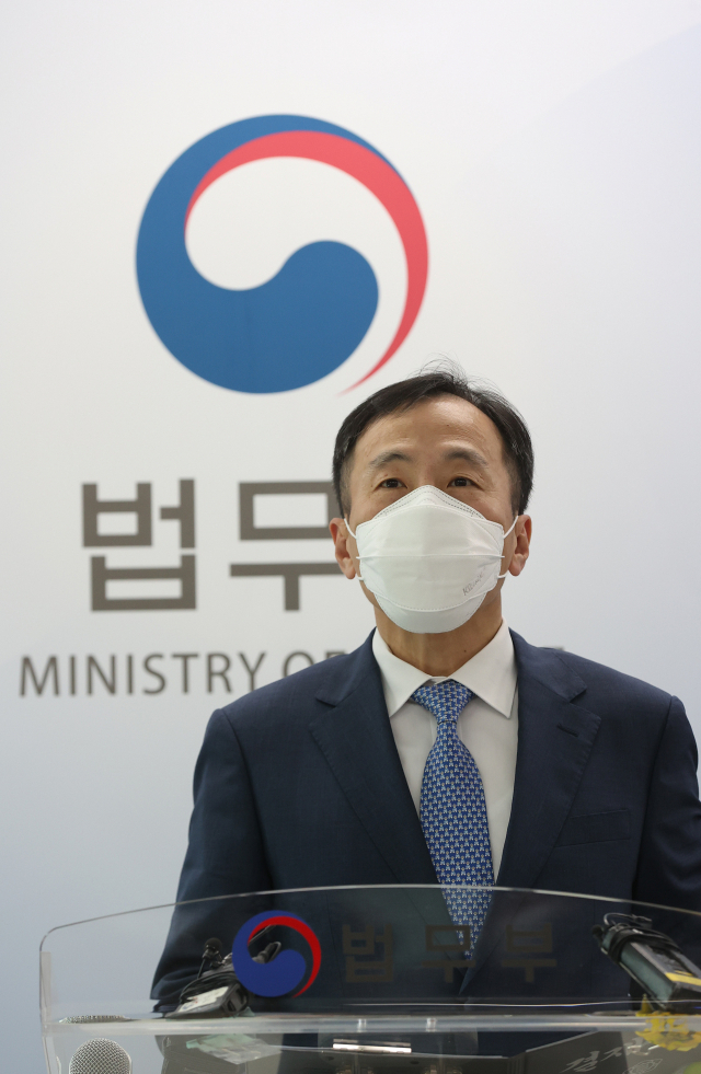 법무부 '술 접대 검사 3명 모두 징계…대검 요청 시 직무배제'