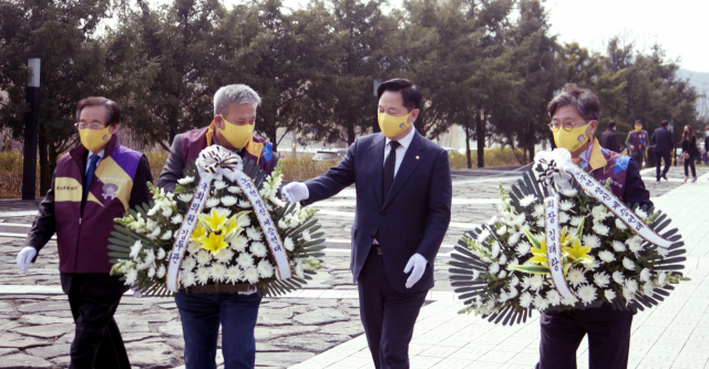지난 3월 9일 오후 더불어민주당 김두관 의원이 경남 김해시 봉하마을을 찾아 노무현 전 대통령 묘소를 참배하고 있다. /연합뉴스