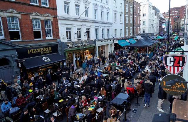 영국 런던의 소호 지구에서 시민들이 영업을 재개한 식당의 야외 테이블에 모여 식사와 음료를 즐기고 있다. /AFP=연합뉴스