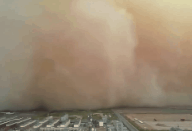 지난 26일 중국 북서부 간수성의 한 마을이 모래폭풍에 뒤덮힌 모습./출처=유튜브