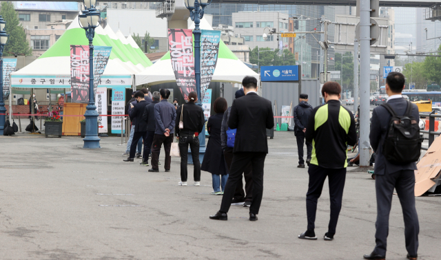 28일 서울역 광장에 설치된 중구 코로나19 임시선별검사소 앞에 검사를 받으려는 시민들이 줄을 서 대기하고 있다. /연합뉴스
