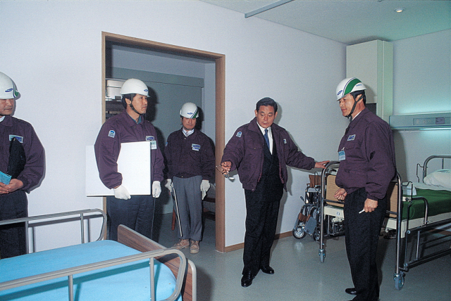 고 이건희 회장이 지난 1993년 서울 강남구 일원동 삼성서울병원 건설현장을 방문해 직원들과 대화하고 있다./사진제공=삼성