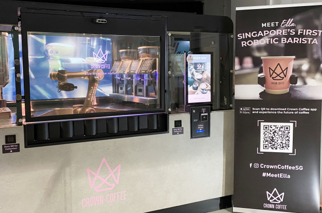 LG전자는 최근 싱가포르 최대 번화가 오차드(Orchard) 로드에 위치한 무인 커피숍에 투명 올레드 사이니지를 공급했다. 투명 올레드 사이니지가 매장 내부에 설치돼 있는 모습/사진제공=LG전자