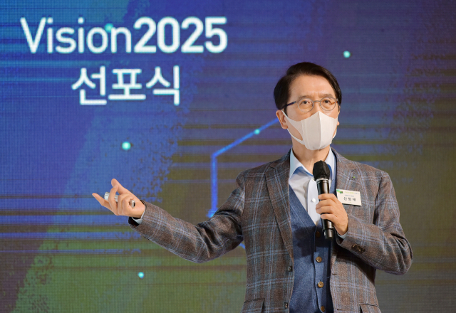 신창재 교보생명 회장이 28일 광화문 교보생명 본사에서 열린 ‘비전(Vision)2025 선포식’에서 발언하고 있다. 신 회장은 “기존 보험사업을 초월해 금융투자와 예술문화사업이라는 새로운 영역으로 비즈니스를 확장할 것”이라고 밝혔다. /사진 제공=교보생명