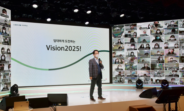 신창재 교보생명 회장이 28일 광화문 교보생명 본사에서 열린 ‘비전(Vision)2025 선포식’에서 임직원들이 실시간 화상으로 지켜보는 가운데 발언하고 있다. 신 회장은 “기존 보험사업을 초월해 금융투자와 예술문화사업이라는 새로운 영역으로 비즈니스를 확장할 것”이라고 밝혔다. /사진 제공=교보생명