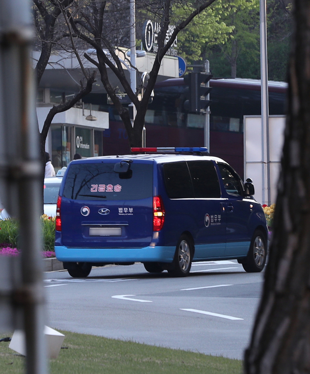 충수염 수술 후 병원에 입원해 있던 이재용 삼성전자 부회장을 태운 법무부 호송차량이 15일 오후 강남구 삼성서울병원을 나와 서울구치소로 향하고 있다. /연합뉴스