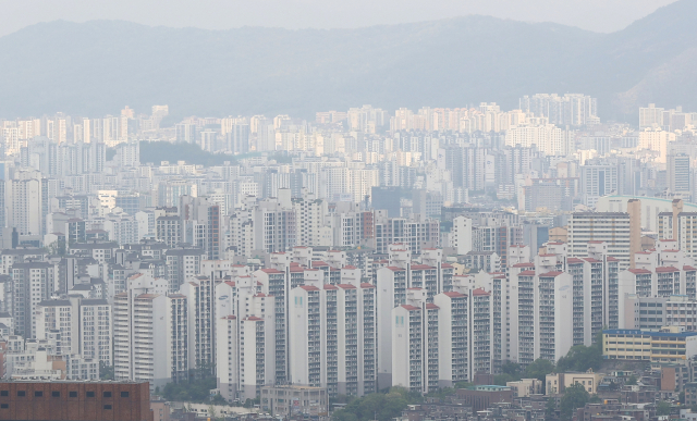 26일 오후 서울 남산에서 바라본 서울 시내의 아파트 단지모습. /연합뉴스