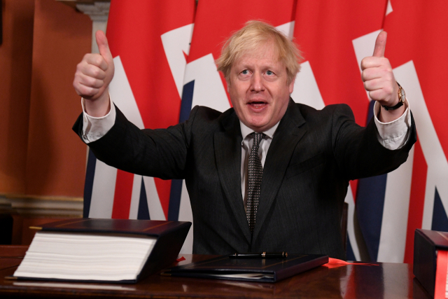 보리스 존슨 영국 총리가 지난해 말 총리 관저에서 브렉시트 협정문에 서명한 뒤 양손 엄지를 치켜들며 기뻐하고 있다./로이터연합뉴스
